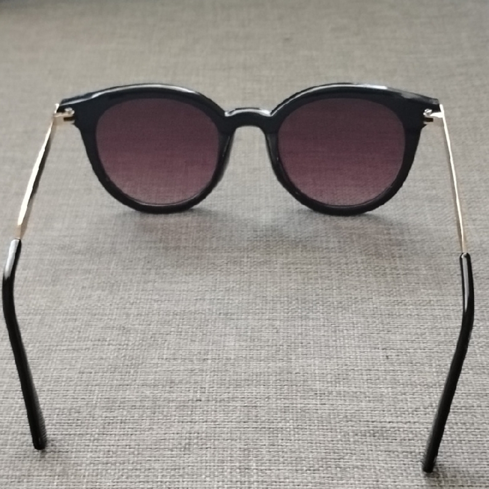 Oscar de la Renta Black Sunglasses with Gold Accents - Picture 2 of 11